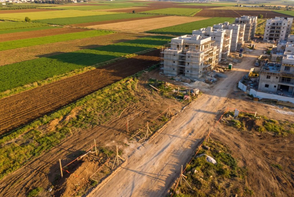 שינוי ייעוד קרקע: שטח חקלאי לצד שכונת מגורים חדשה בבנייה